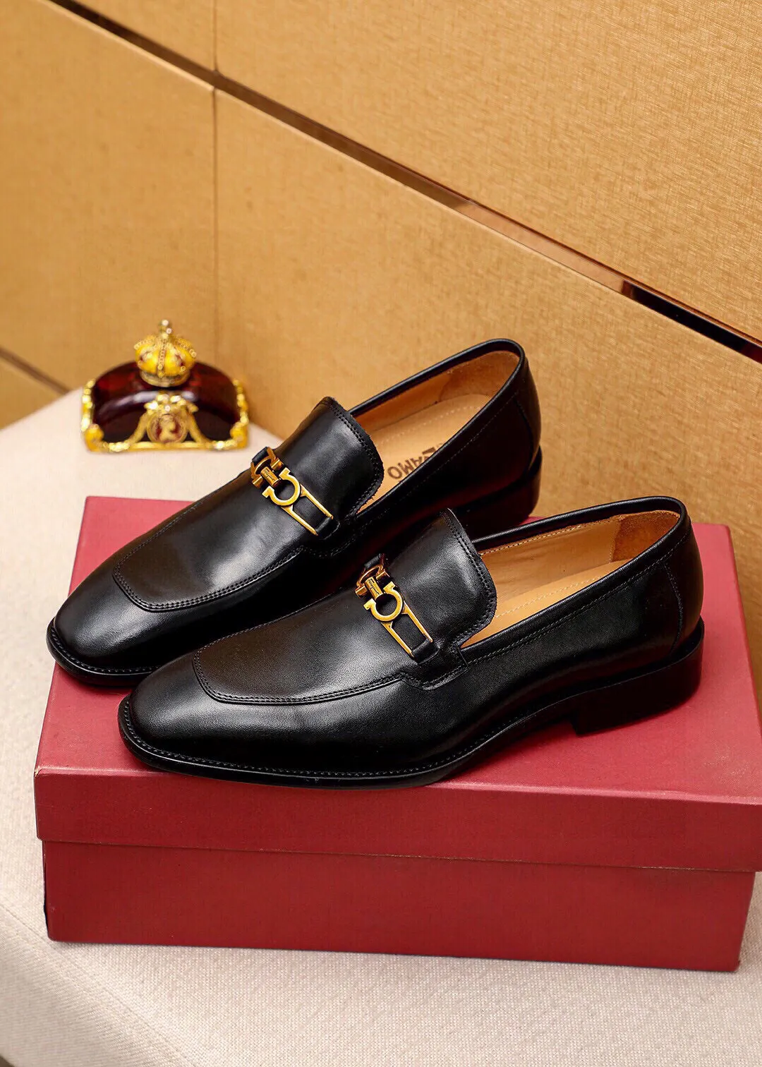 Men's shoes 💰460 💐 Product trademark: Ferragamo "Ferragamo" casual leather shoes Regular size: 38-44 (45🉑️customized) Product materials: Selected imported first-layer calfskin upper + luxury hardware buckle, imported water-dyed cow leather lining. Strong three-dimensional visual effect, original outsole color: 2 colors available